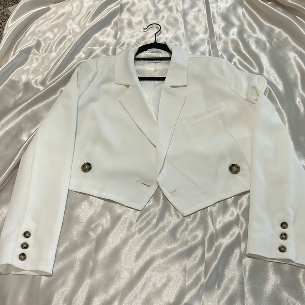 White cropped blazer